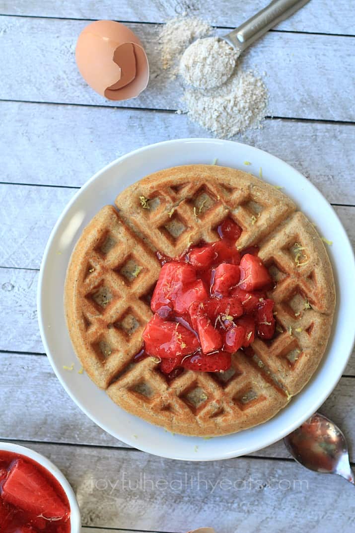 Whole Wheat Oatmeal Waffles with Strawberry Compote 全麦燕麦华夫饼配草莓果盘的图片