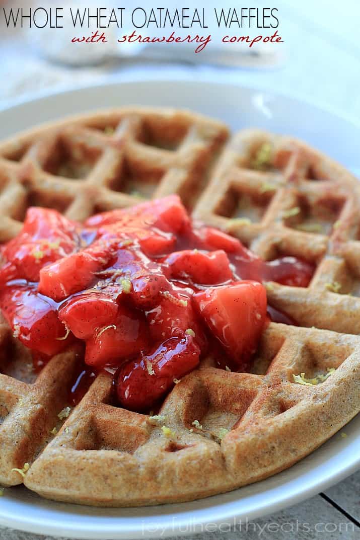 Whole Wheat Oatmeal Waffles with Strawberry Vanilla Compote 全麦燕麦华夫饼配草莓香草果盘的特写图片