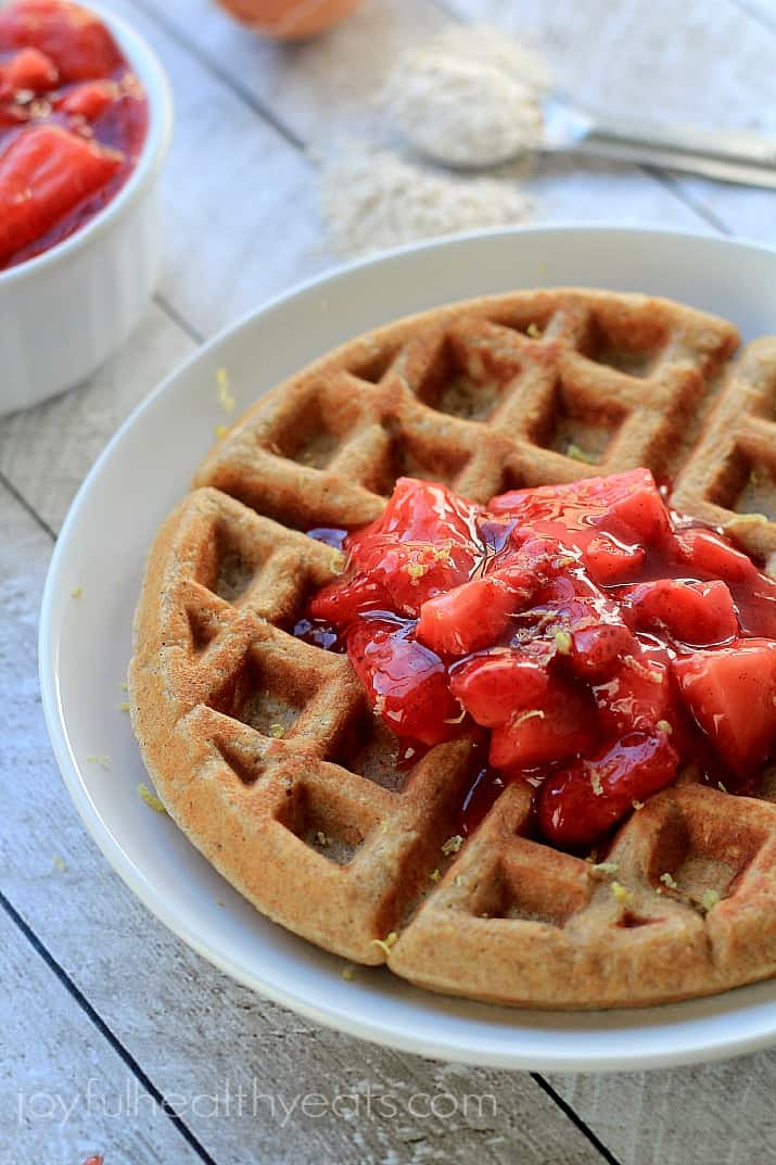 Whole Wheat Oatmeal Waffles with Strawberry Vanilla Compote 图为全麦燕麦华夫饼,上面有草莓香草果盘