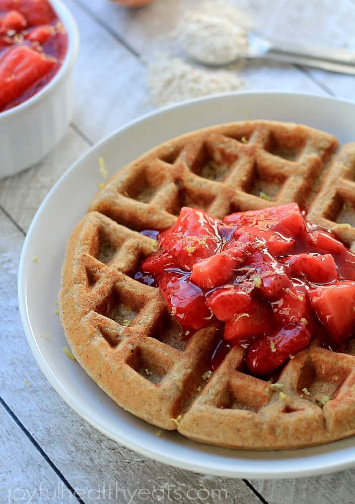 28 Last Minute Easter Brunch Ideas 全麦燕麦华夫饼加上自制的草莓果盘