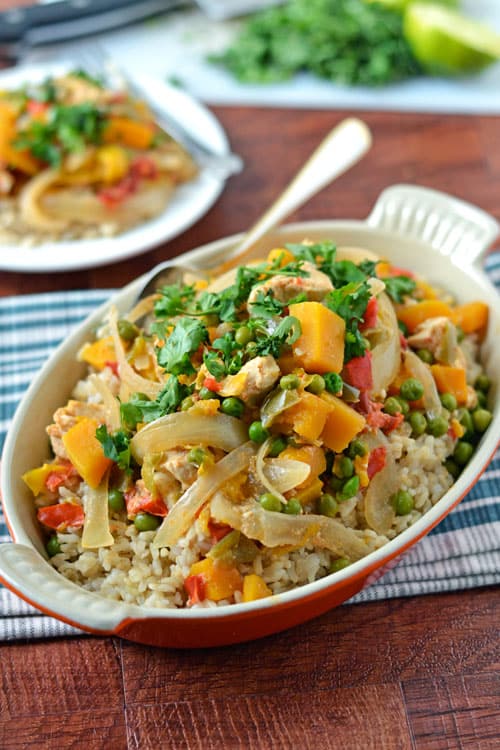 25 Healthy Crock Pot Recipes 一盘装满慢炖泰式鸡肉的菜