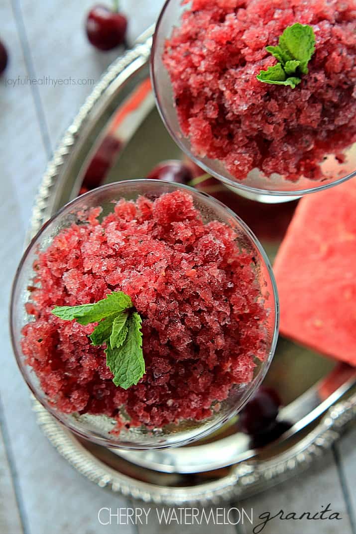 4 Ingredient Cherry Watermelon Granita, a light, sweet, and healthy dessert for the summer! | m.albarakaa.com 樱桃西瓜格兰塔顶视图在玻璃装饰用薄菏的玻璃