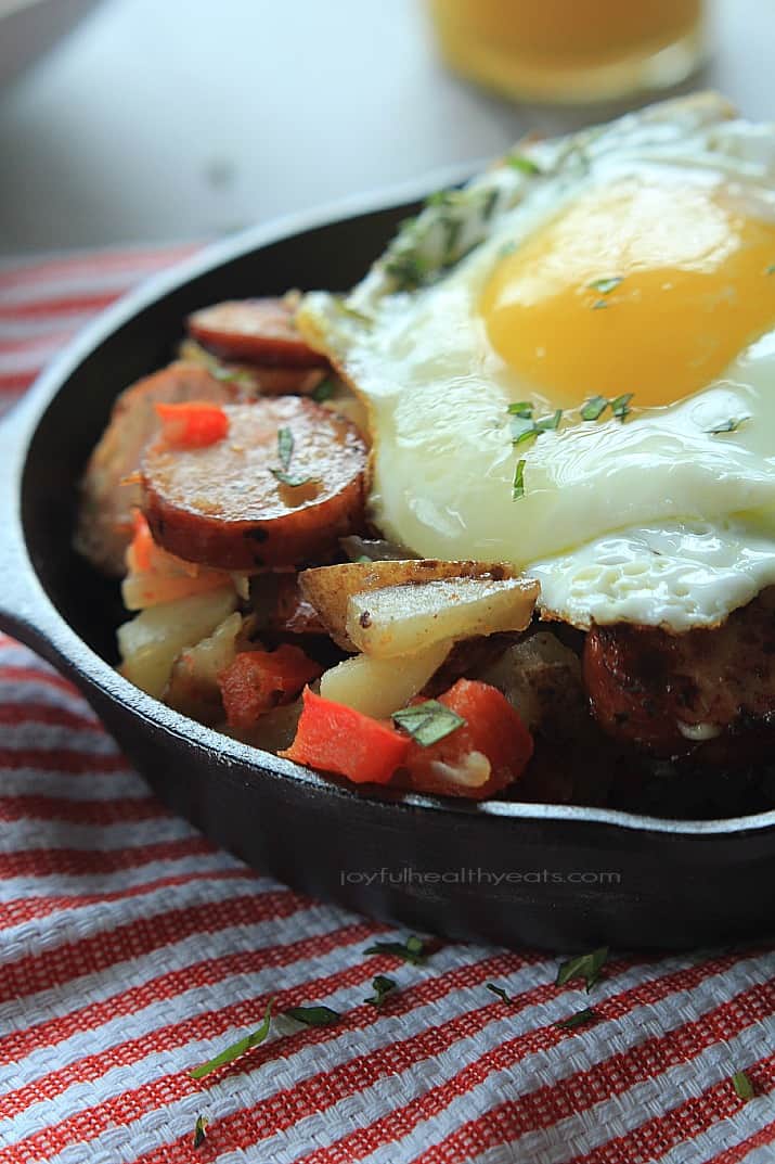 A quick easy and gluten free Chicken Sausage Potato Hash perfect for breakfast, lunch, or dinner! | m.albarakaa.com 鸡肠土豆泥放在铸铁煎锅里,上面放一个煎蛋