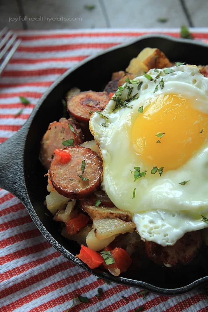 A quick easy and gluten free Chicken Sausage Potato Hash perfect for breakfast, lunch, or dinner! | m.albarakaa.com 鸡肠土豆泥放在铸铁煎锅里,上面放一个煎蛋
