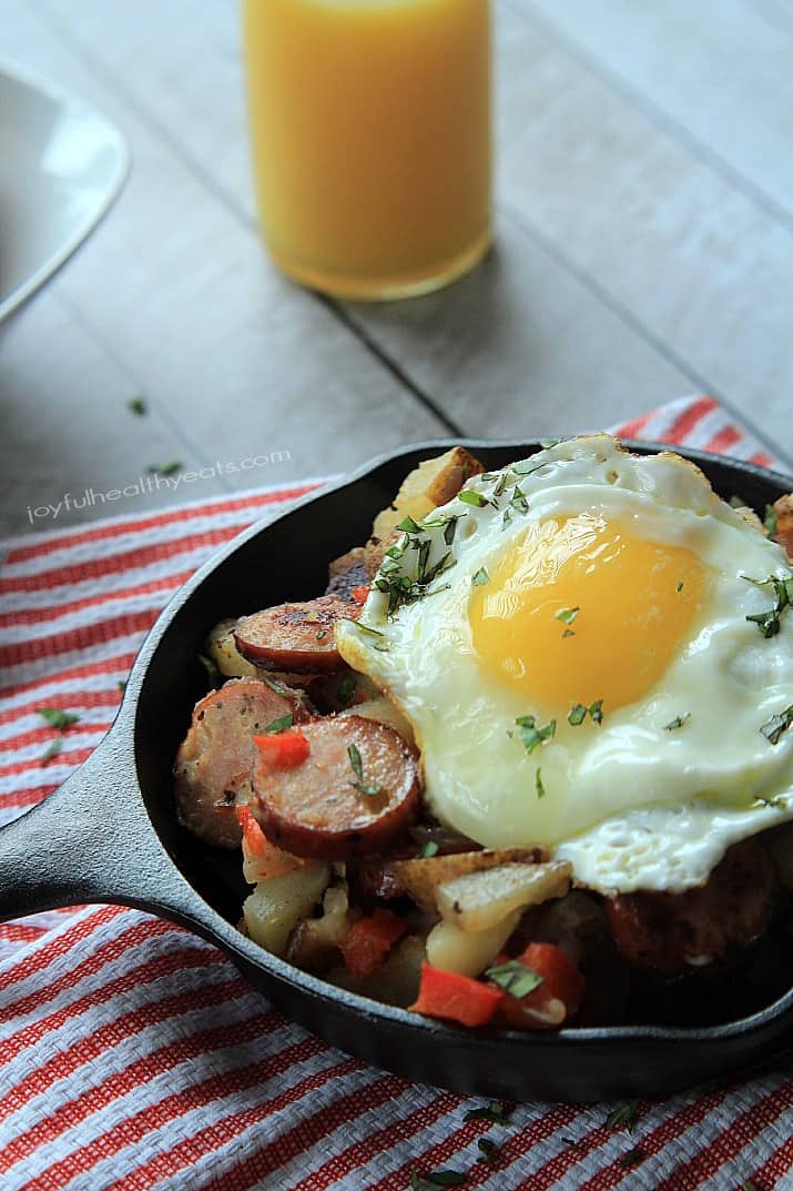 A quick easy and gluten free Chicken Sausage Potato Hash perfect for breakfast, lunch, or dinner! | m.albarakaa.com 鸡肠土豆泥放在铸铁煎锅里,上面放一个煎蛋