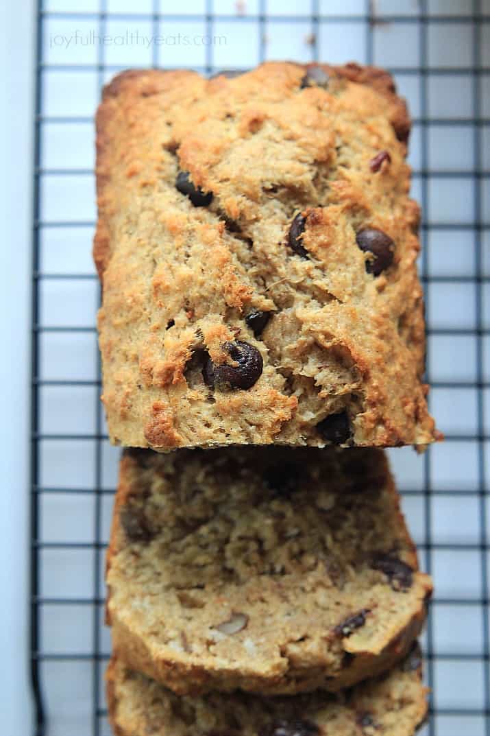 Fully loaded and fully delicious Coconut Pecan Chocolate Chip Banana Bread | m.albarakaa.com 俯瞰椰子核桃巧克力片香蕉面包在一个冷却架