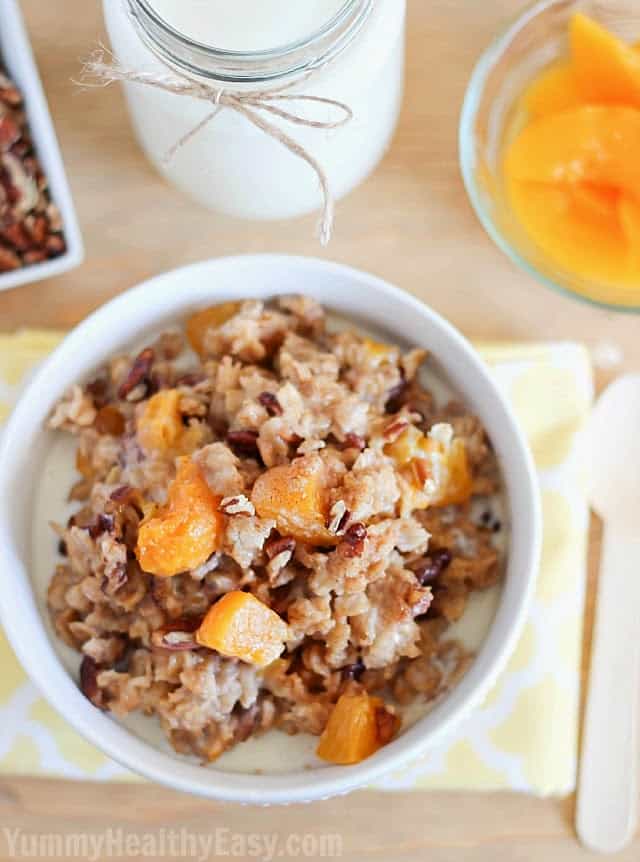 25 Healthy Crock Pot Recipes 一碗桃子燕麦片和一杯牛奶