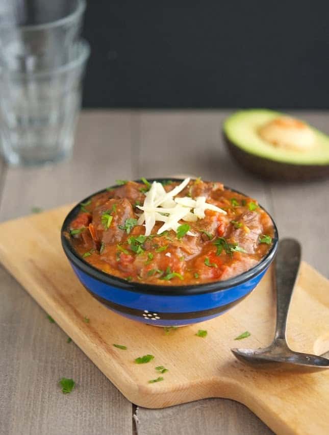 25 Healthy Crock Pot Recipes 一碗炖肉酱放在木砧板上