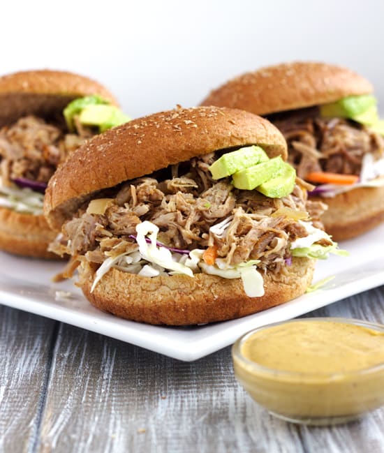 25 Healthy Crock Pot Recipes 三个墨西哥风味慢炖猪肉三明治在一个方形盘子