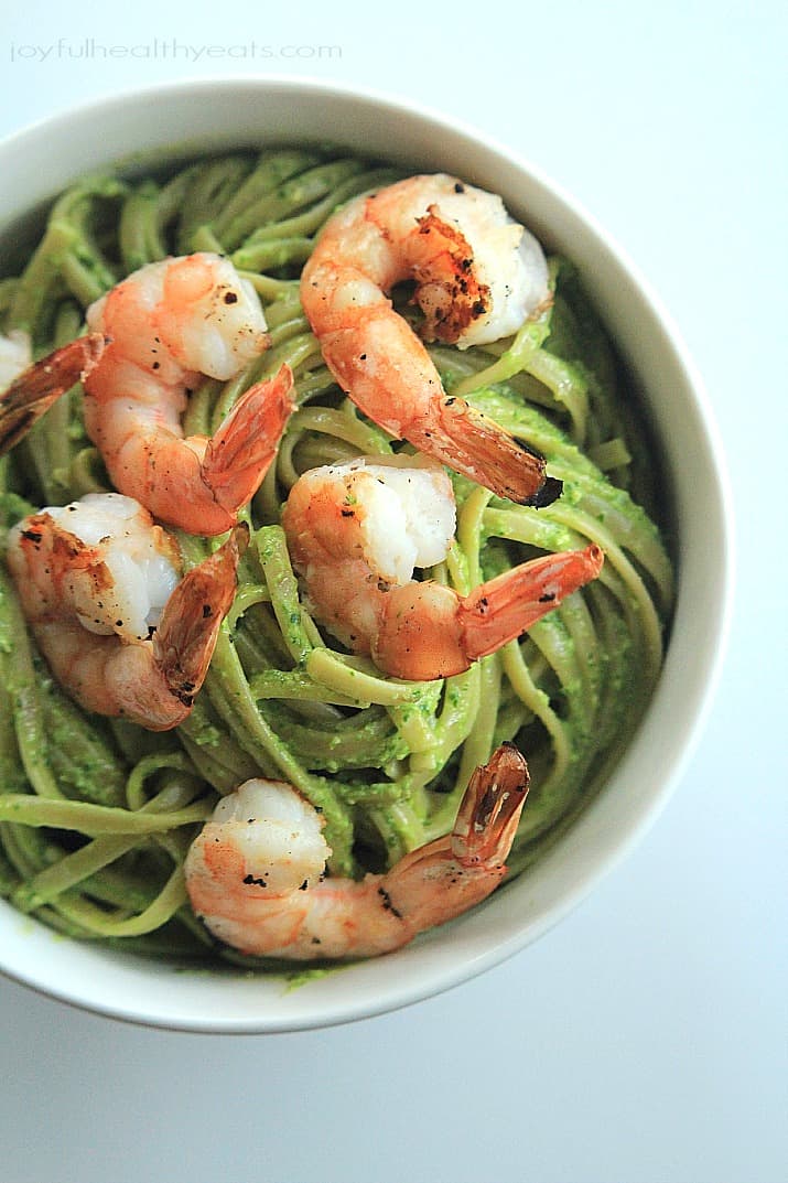 Easiest 30 minute fancy meal ever! Goat Cheese Spinach Pesto Pasta with Grilled Shrimp | m.albarakaa.com 山羊芝士菠菜香蒜沙司意面,一碗烤虾
