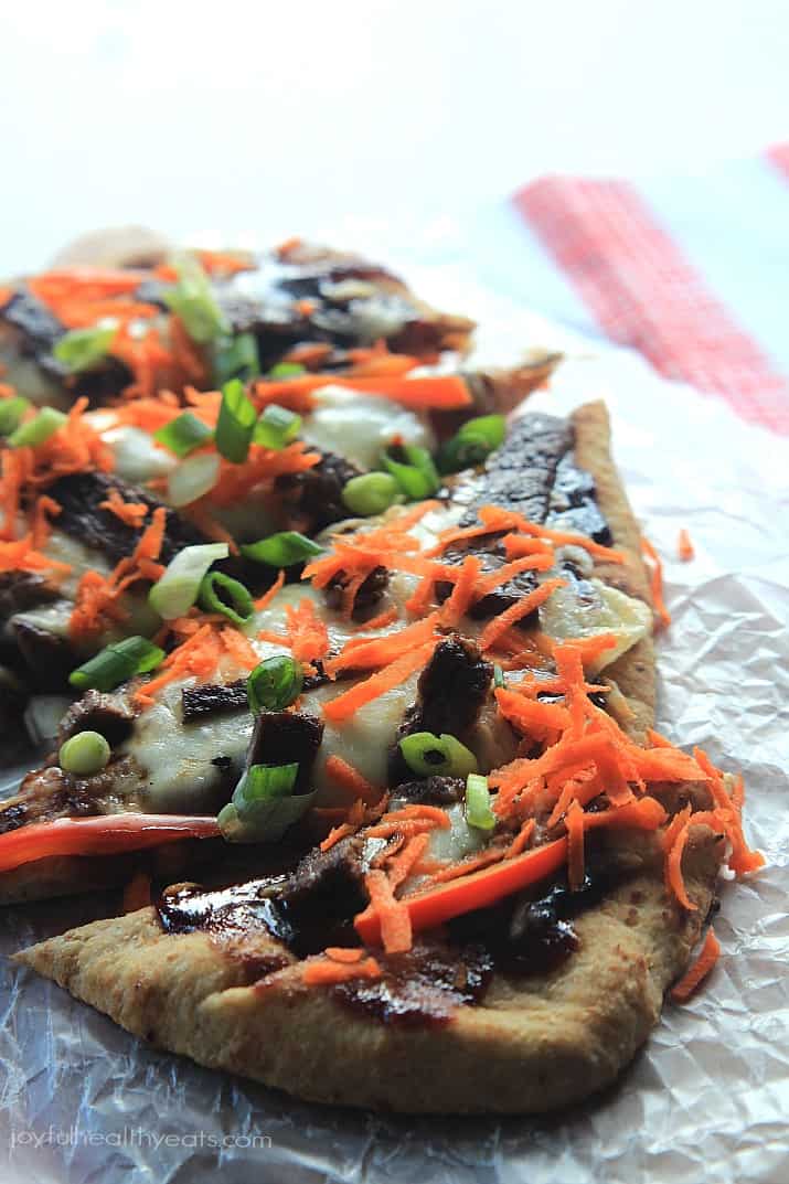 Grilled Asian Short Rib Pizza with Blackberry Hoisin Sauce 在一张皱巴巴的蜡纸上放上蔬菜的烤披萨
