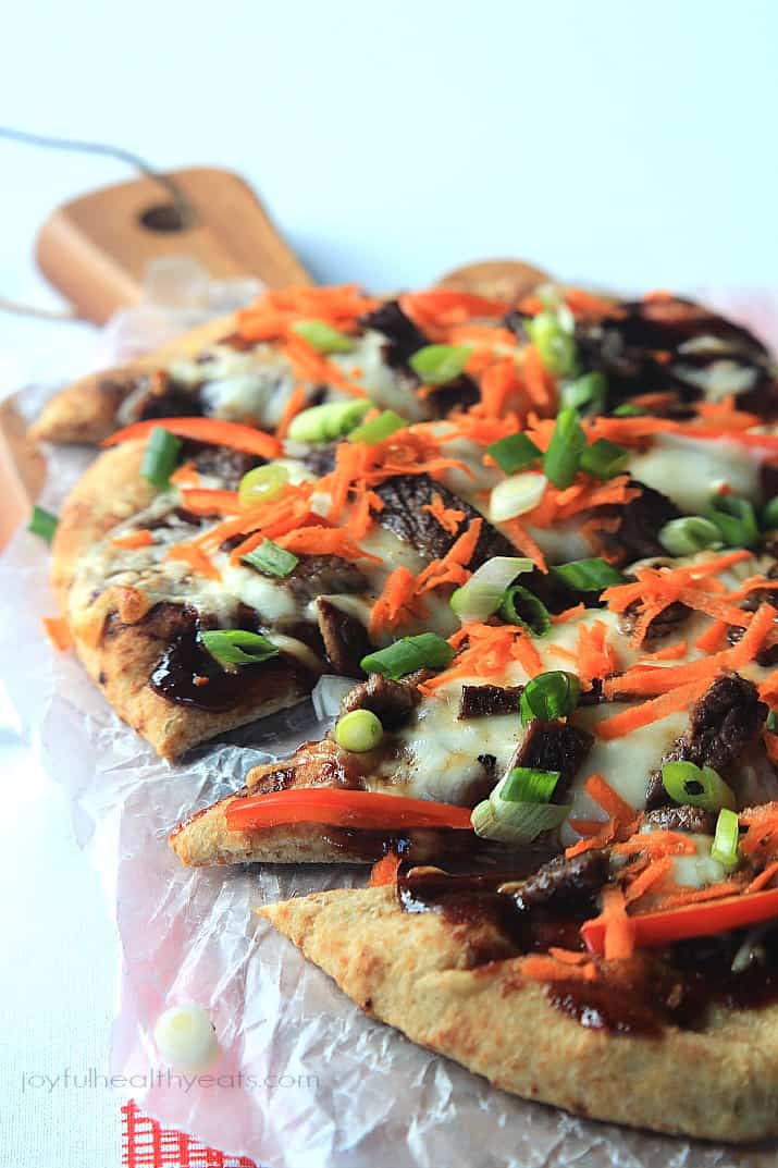 Grilled Asian Short Rib Pizza with Blackberry Hoisin Sauce 用蜡纸包裹的木制烤短肋排大饼