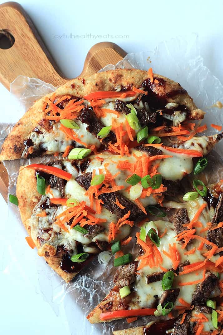 Grilled Asian Short Rib Pizza with Blackberry Hoisin Sauce 在木砧板上烤大饼