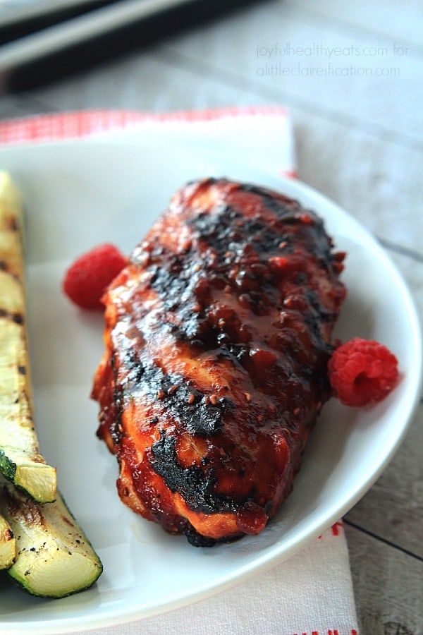 Grilled Chicken Breasts with Raspberry Chipotle BBQ Sauce 覆盆子烧烤酱烤鸡的特写镜头