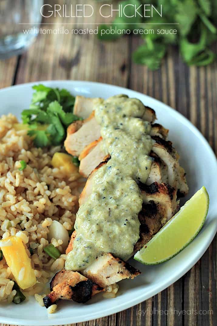 30 minute recipe that will fool anyone! Grilled Chicken Breast with Tomatillo Roasted Poblano Cream Sauce made with fresh ingredients and greek yogurt | m.albarakaa.com #glutenfree 番茄沙司烤鸡配菠萝饭