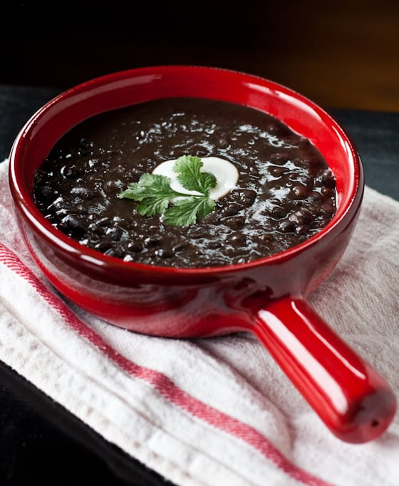 25 Healthy Crock Pot Recipes 一锅墨西哥黑豆汤放在毛巾上