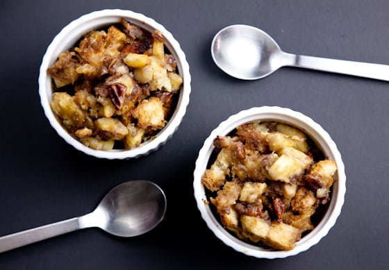 25 Healthy Crock Pot Recipes 两碗香蕉棕色贝蒂和两个勺子