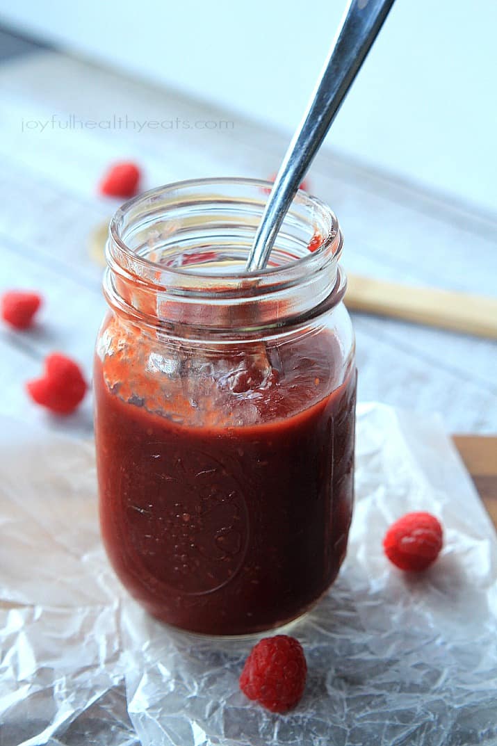 Raspberry Chipotle BBQ Sauce 图像的覆盆子辣椒烧烤酱在一个罐子
