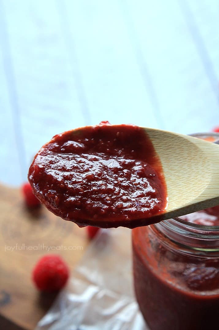 Raspberry Chipotle BBQ Sauce 勺子上的覆盆子辣椒烧烤酱的图像