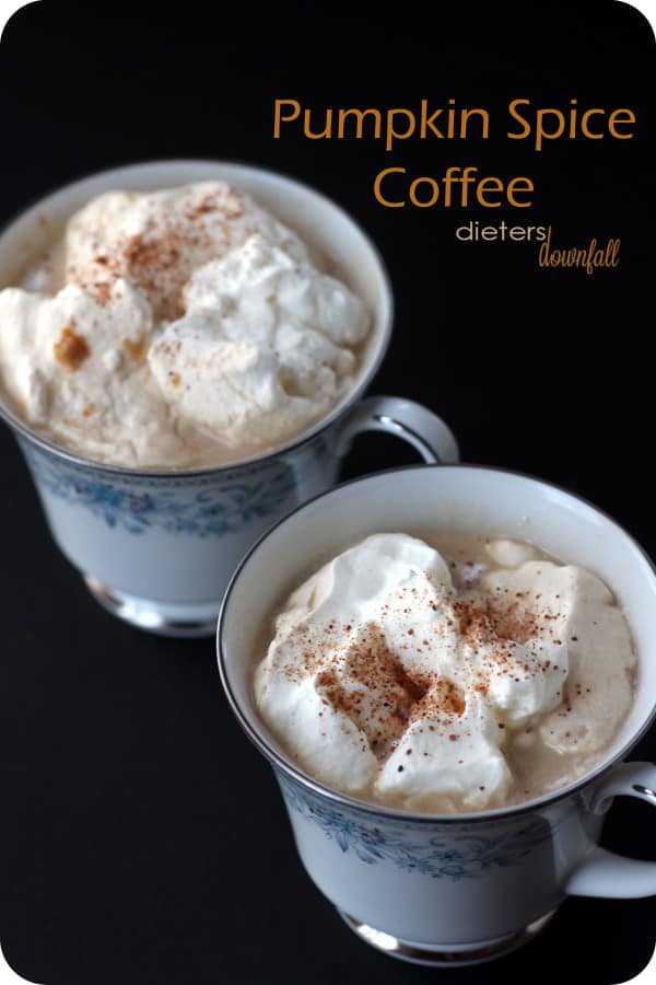 30 of The Best Pumpkin Recipes for Fall 两杯南瓜香料咖啡,黑色背景