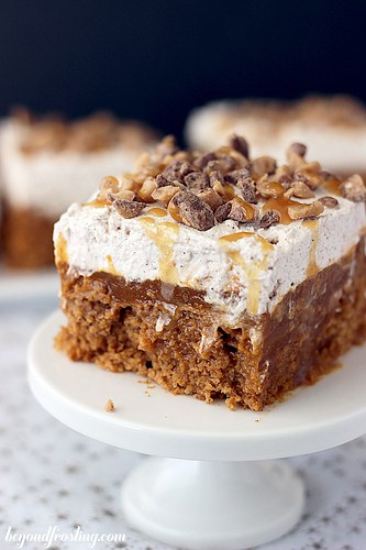 30 of The Best Pumpkin Recipes for Fall 一块白色蛋糕架上的双南瓜戳蛋糕