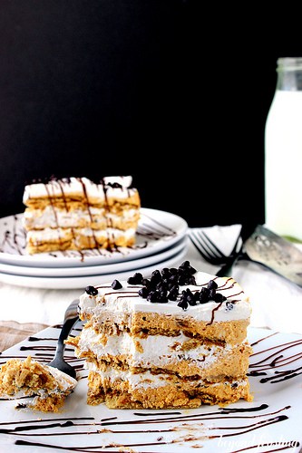 30 of The Best Pumpkin Recipes for Fall 一块南瓜派千层面淋上巧克力酱