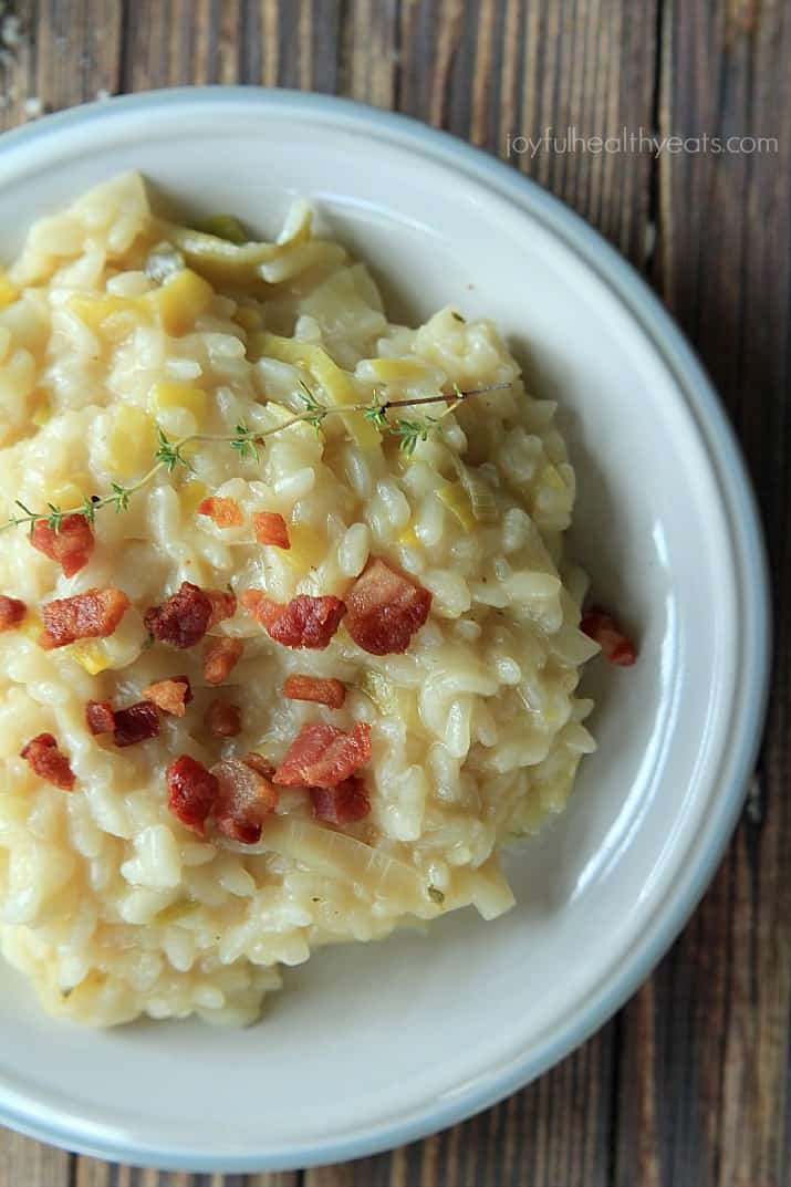 Creamy Leek Risotto with Crispy Pancetta, it's easier than you think. | m.albarakaa.com #comfortfood #recipes #italian #vegetables 近距离观看奶油韭菜烩饭与脆意式烟肉在盘子上