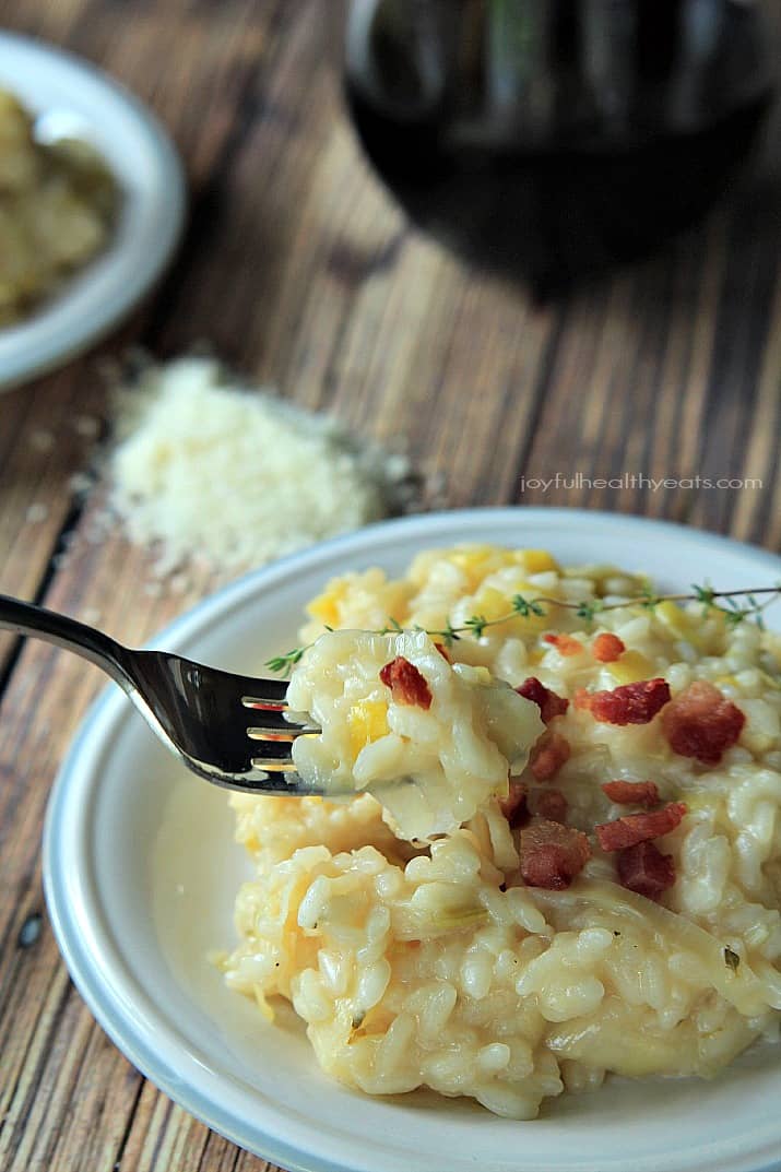 Creamy Leek Risotto with Crispy Pancetta, it's easier than you think. | m.albarakaa.com #comfortfood #recipes #italian #vegetables 奶油韭菜烩饭配香脆意式烟肉,用叉子放在盘子里