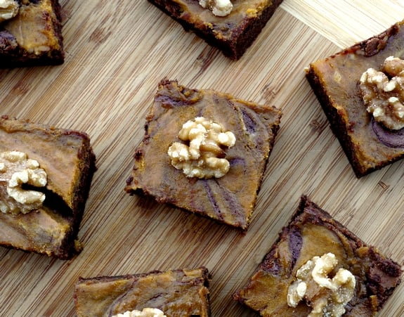 30 of The Best Pumpkin Recipes for Fall 七个软糖南瓜布朗尼摆放在木制的表面上