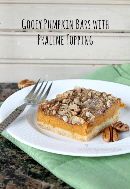 30 of The Best Pumpkin Recipes for Fall 黏糊糊的南瓜条放在白色盘子上,放在绿色餐巾上
