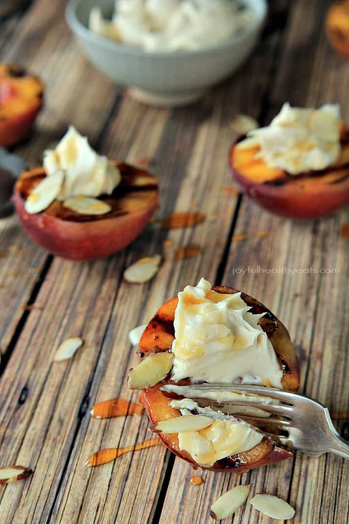 The perfect guilt free late night sweet fix... Grilled Peaches with Maple Honey Mascarpone Cheese | m.albarakaa.com 用叉子切烤桃子和枫蜜马斯卡彭奶酪