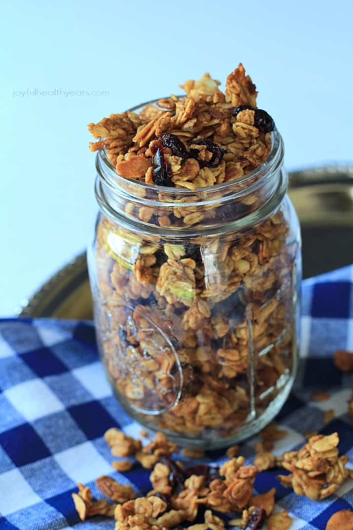 30 of The Best Pumpkin Recipes for Fall 自制的南瓜香料格兰诺拉麦片,放在玻璃罐里,放在格子餐巾上