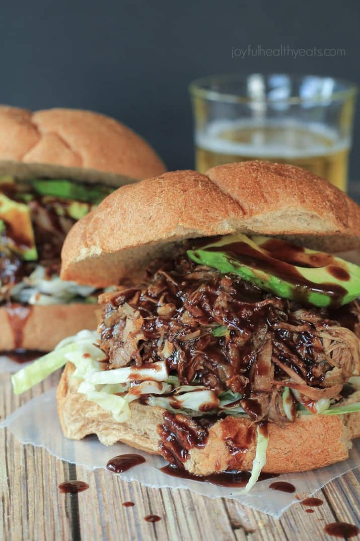 Honey Balsamic Pulled Pork Sandwiches ... the ultimate game day food! |m.albarakaa.com #crockpot 蜂蜜香醋拉肉三明治…终极比赛日食物!| m.albarakaa.com克罗克电锅