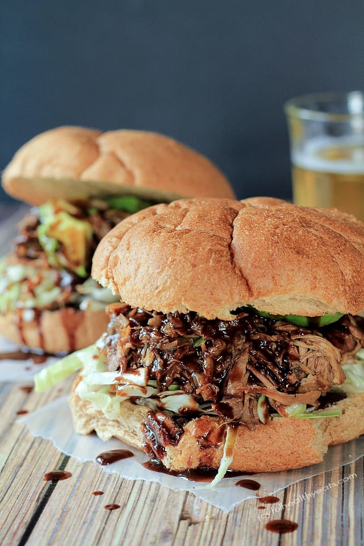 Honey Balsamic Pulled Pork Sandwiches ... the ultimate game day food! |m.albarakaa.com #crockpot 蜂蜜香醋拉肉三明治…终极比赛日食物!| m.albarakaa.com克罗克电锅