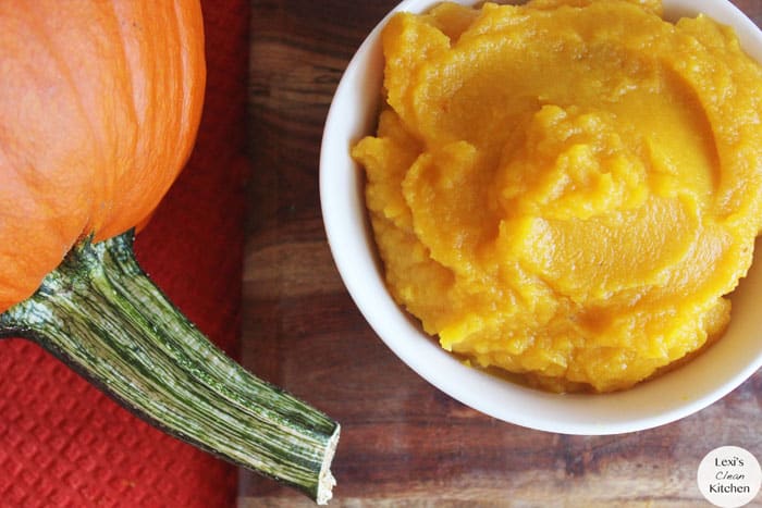 30 of The Best Pumpkin Recipes for Fall 自制南瓜泥在白色盘子旁边的南瓜