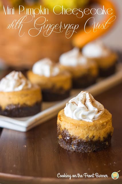 30 of The Best Pumpkin Recipes for Fall 五个迷你南瓜芝士蛋糕姜饼皮旁边的南瓜形状的篮子