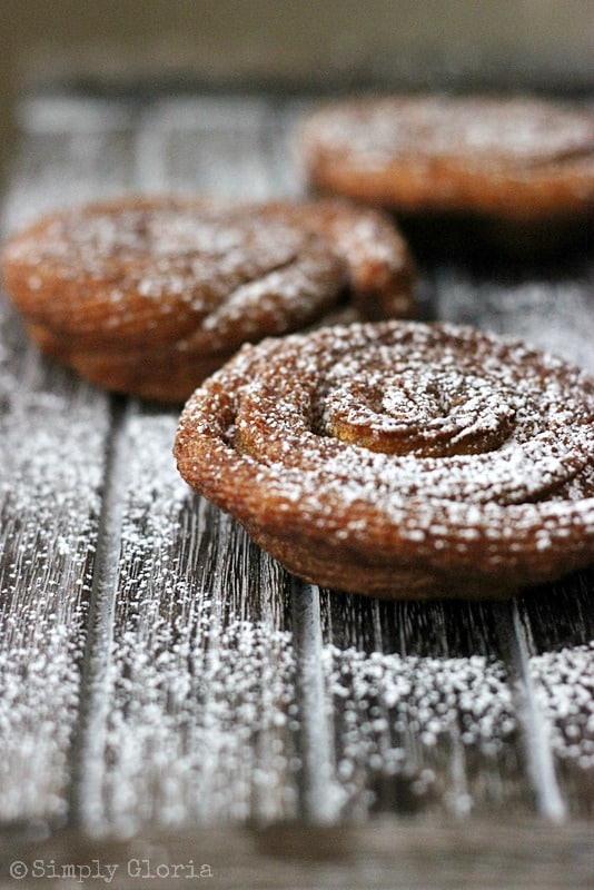 30 of The Best Pumpkin Recipes for Fall 三个迷你南瓜漏斗蛋糕,上面撒糖粉
