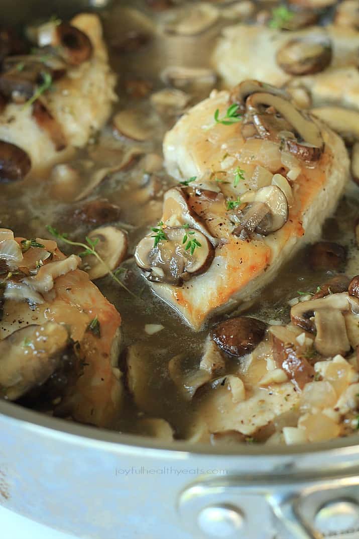Pan Seared Chicken with a Wild Mushroom Thyme Sauce, one word... amazingness! | m.albarakaa.com #paleo #glutenfree 煎鸡配野蘑菇百里香酱,一个字…尽情的!| m.albarakaa.com #paleo #无谷蛋白