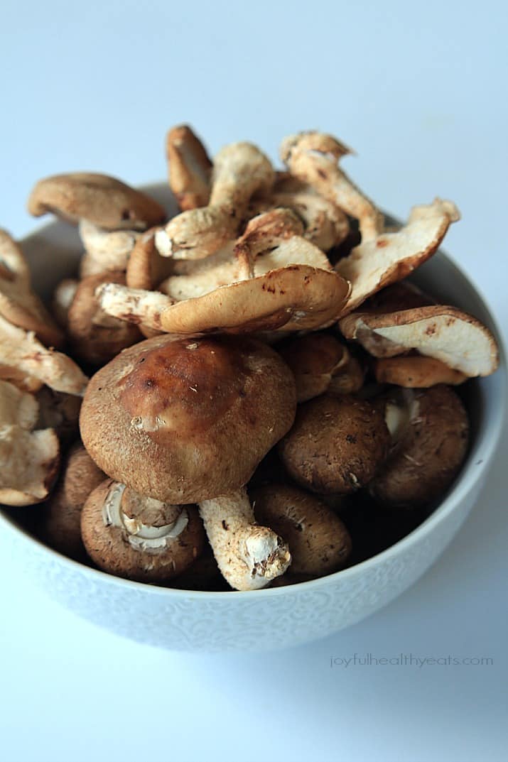 Pan Seared Chicken with a Wild Mushroom Thyme Sauce, one word... amazingness! | m.albarakaa.com #paleo #glutenfree 煎鸡配野蘑菇百里香酱,一个字…尽情的!| m.albarakaa.com #paleo #无谷蛋白