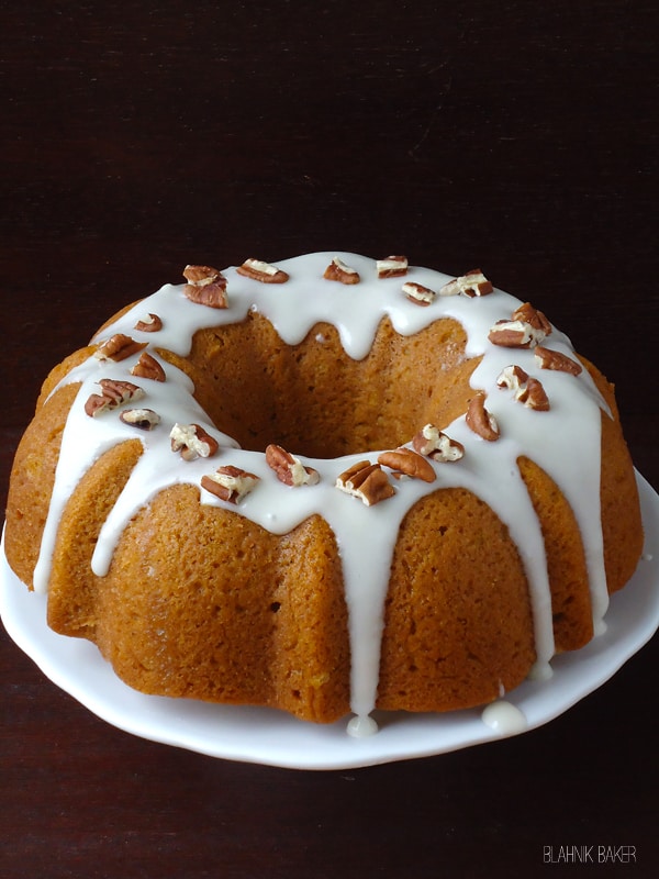 30 of The Best Pumpkin Recipes for Fall 一个冰南瓜蛋糕与波旁在盘子前面的黑色背景