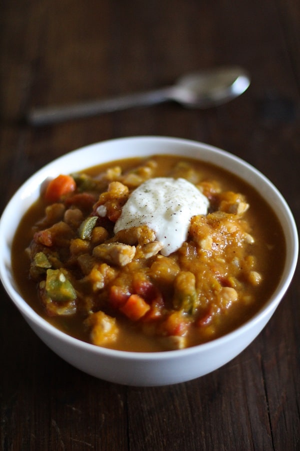 30 of The Best Pumpkin Recipes for Fall 一碗南瓜鸡辣椒放在勺子旁边的桌子上