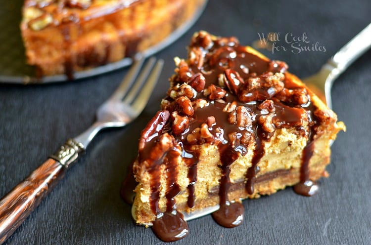 30 of The Best Pumpkin Recipes for Fall 两块金属叉子旁边的一块南瓜巧克力芝士蛋糕