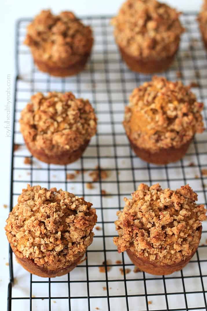 My new favorite on the go breakfast, Pumpkin Muffins with Cinnamon Pecan Streusel | m.albarakaa.com #fallrecipes #pumpkin 我最喜欢的早餐是,肉桂山核桃南瓜松饼| m.albarakaa.com #秋季食谱#南瓜