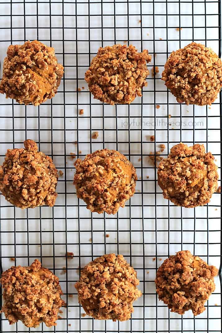 My new favorite on the go breakfast, Pumpkin Muffins with Cinnamon Pecan Streusel | m.albarakaa.com #fallrecipes #pumpkin 我最喜欢的早餐是,肉桂山核桃南瓜松饼| m.albarakaa.com #秋季食谱#南瓜