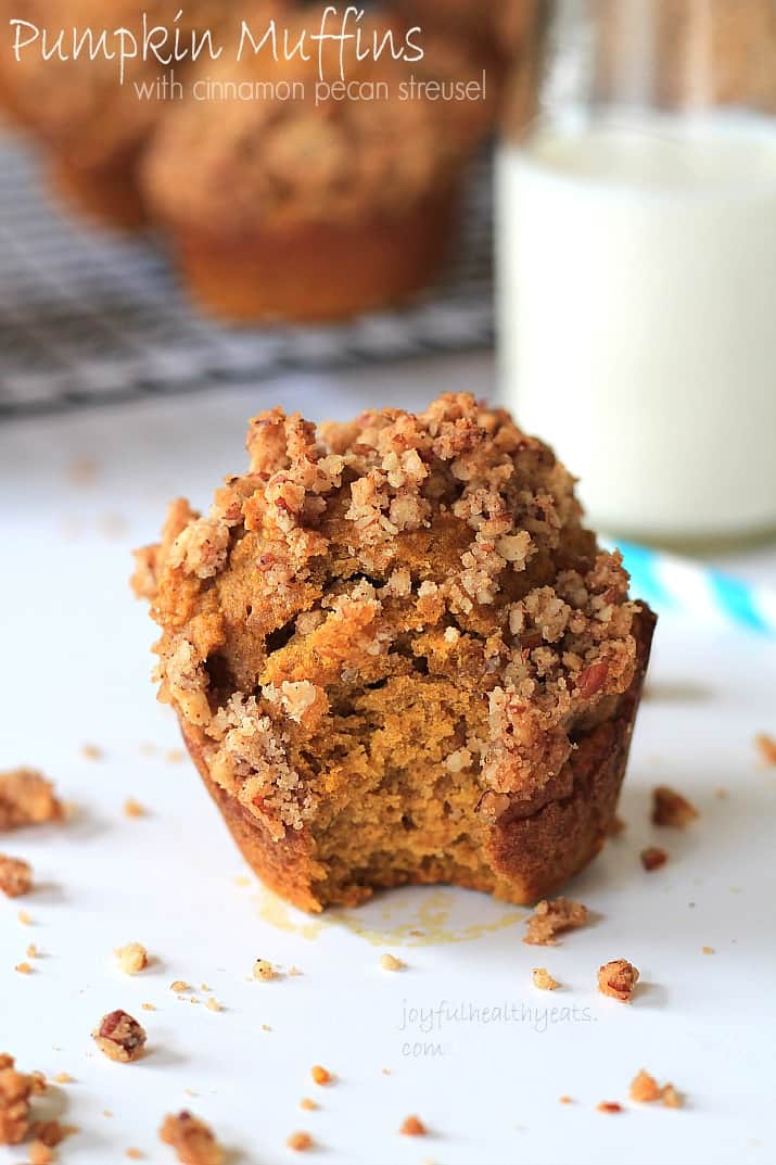 My new favorite on the go breakfast, Pumpkin Muffins with Cinnamon Pecan Streusel | m.albarakaa.com #fallrecipes #pumpkin 我最喜欢的早餐是,肉桂山核桃南瓜松饼| m.albarakaa.com #秋季食谱#南瓜