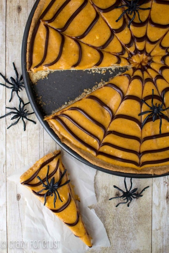 30 of The Best Pumpkin Recipes for Fall 去掉一片的南瓜香料蜘蛛网饼干披萨