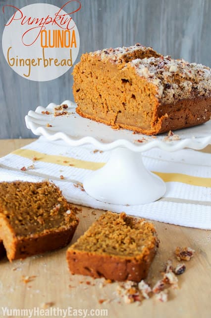 30 of The Best Pumpkin Recipes for Fall 两块南瓜藜麦姜饼放在蛋糕架上