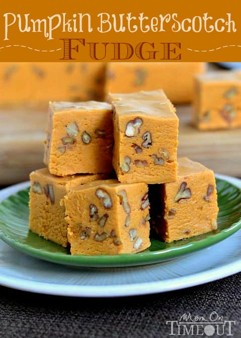 30 of The Best Pumpkin Recipes for Fall 五块南瓜奶油糖软糖放在深色希腊盘子里