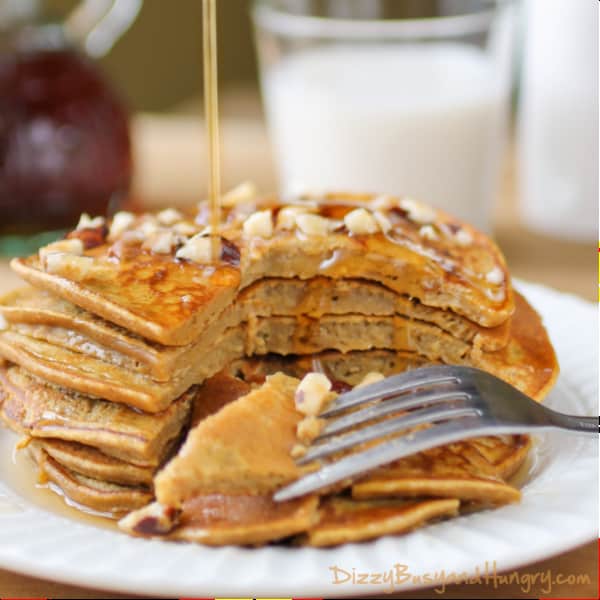 30 of The Best Pumpkin Recipes for Fall 一摞六个南瓜苹果黄油煎饼在盘子里