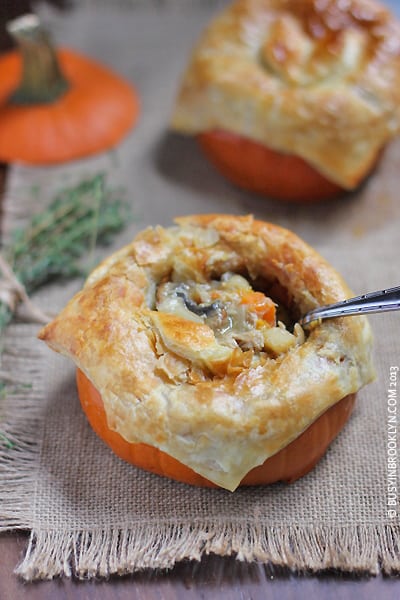 30 of The Best Pumpkin Recipes for Fall 南瓜鸡派,金属勺子插入馅料